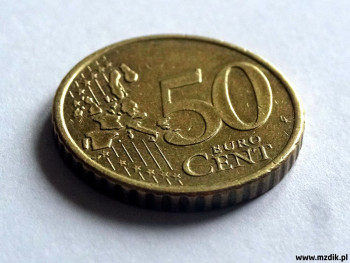 Moneta euro, którą ktoś chciał zapłacić za bilet.