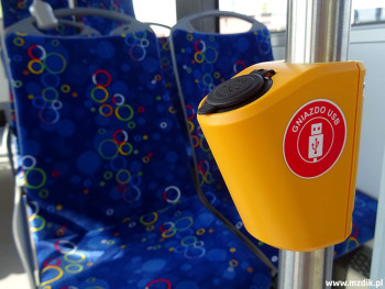 Ładowarka do urządzeń mobilnych w autobusie.