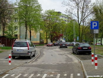 Odcinek ulicy Sowińskiego z nowymi parkingami.