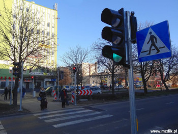 Światła na przejściu na Beliny-Prażmowskiego.
